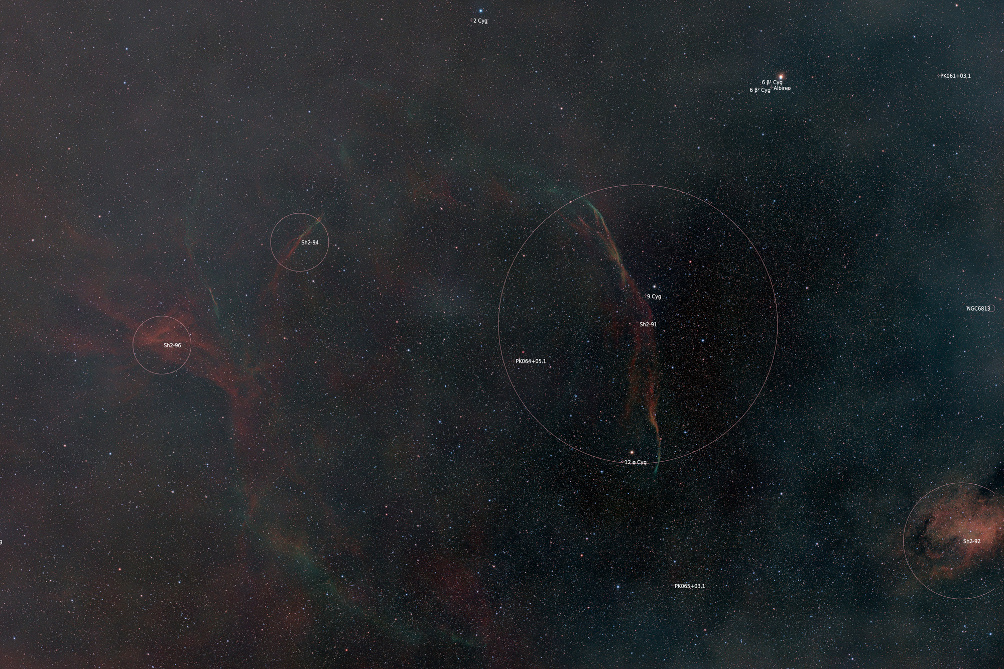 Die Katalogeinträge Sh2-91, Sh2-94 und Sh2-96 sind helle Segmente oder Filamente eines einzigen, riesigen und alten Supernova-Überrests namens SNR G65.3+5.7 im Sternbild Schwan (Cygnus).
